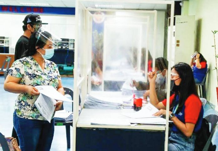 Taxpayers file their annual income tax return at a Bureau of Internal Revenue tax filing center. ABS-CBN NEWD/FILE PHOTO