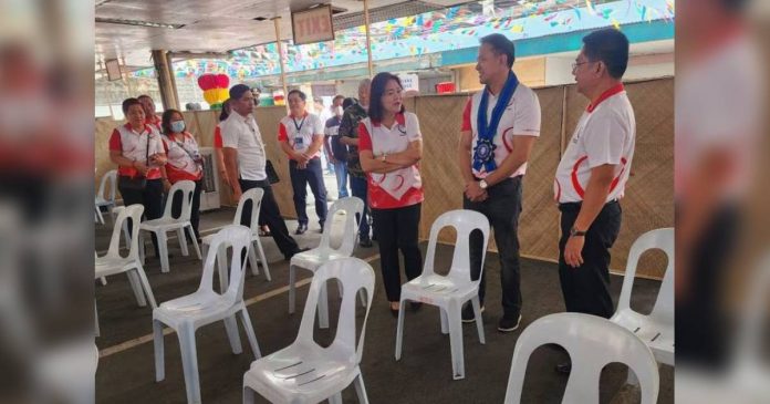 Bureau of Internal Revenue (BIR) chief Romeo Lumagui Jr. inspected various BIR offices on the last day of filing of income tax returns on Monday, April 17. ABS-CBN NEWS PHOTO