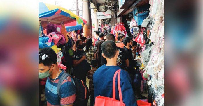 People flock to stalls along Calle Real in Iloilo City. AJ PALCULLO/PN