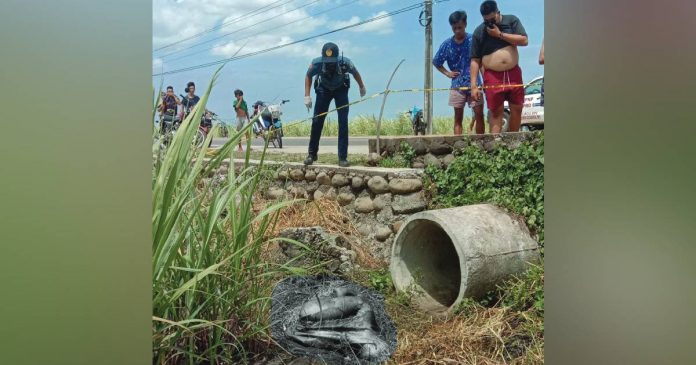 Police officers of the Murcia Municipal Police Station have yet to identify the man found dead inside a sack at a sugarcane field in Barangay Damsite, Murcia, Negros Occidental on Friday, March 31. BRIGADA NEWS FM 103.1 BACOLOD PHOTO