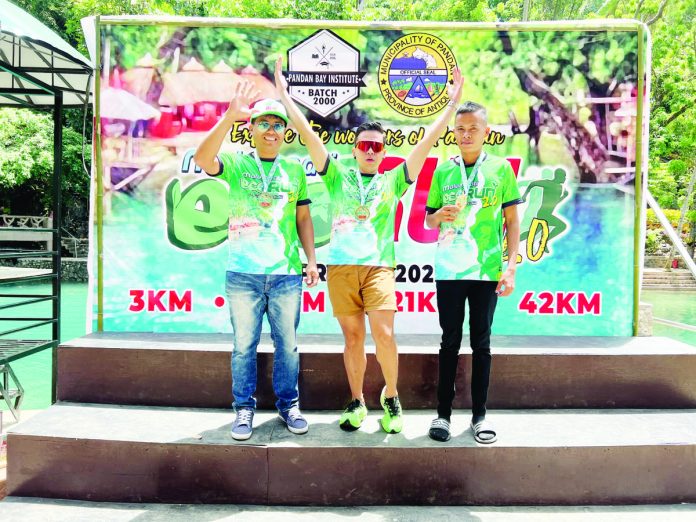 (L-R) Rady Dionio Divinagracia, Ss James Maguillo and Marbert Celiz of Dumangas, Iloilo ran the full marathon (42K) for the first time together.