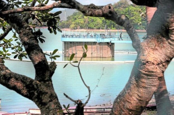 PRECIOUS SOURCE. Water elevation at La Mesa Dam in Quezon City drops to 76.49 meters March 28, 2023 as concessionaires advise consumers to conserve water during the dry season and to brace for possible supply interruptions. GRIG C. MONTEGRANDET, PHILIPPINE DAILY INQUIRER