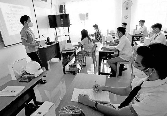 A class of Grade 12 senior high school students n Taguig City simulates a face-to-face class in general biology. The government should come up with a “balanced solution” that would address the concerns of both the students and private educational institutions, according to the Coordinating Council of Private Education Associations. INQUIRER PHOTO