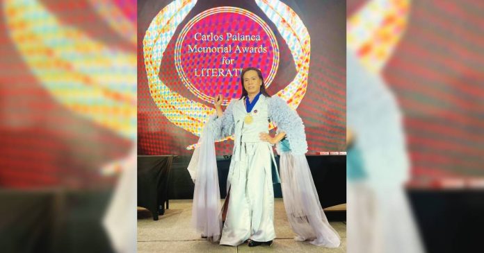 Palanca Hall of Famer Peter Solis Nery, last year’s two-time winner for short story Hiligaynon (first prize) and poetry written for children (second prize), with his 10th first prize medal at the 2022 Palanca Awards.