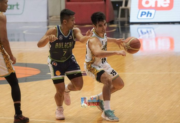 Negros Muscovados’ Robin Rono nearly loses the ball due to Bulacan Kuyas’ Levi dela Cruz. MPBL PHOTO