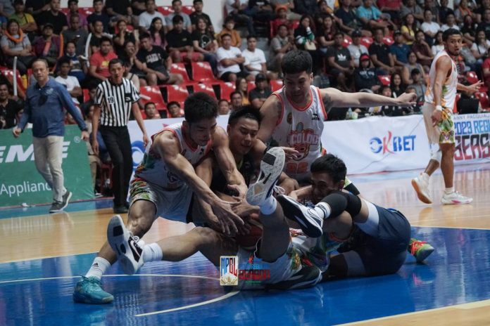 Members of Bacolod City of Smiles and 1Bataan Risers scramble for the loose ball. MPBL PHOTO