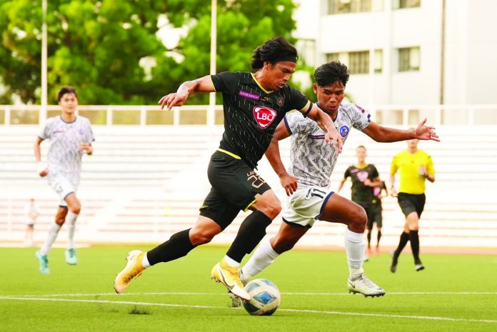 Kaya Futbol Club-Iloilo’s Fitch Arboleda battles an Azkals Developmental Team player for the looseball. PHOTO COURTESY OF KAYA ILOILO