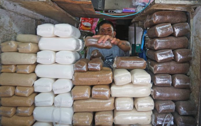 Department of Agriculture’s latest price monitoring showed refined sugar is being sold for P86 to P110 per kilo, washed sugar is from P80 to P95 per kilo, and brown sugar is priced at P80 to P95 per kilo. BUSINESS MIRROR PHOTO