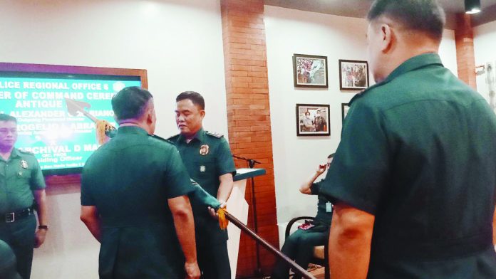 Police Colonel Rogelio Abran Jr. (center), incoming acting director of the Antique Police Provincial Office (APPO), receives the APPO flag from outgoing director Colonel Alexander Mariano (right). Also in photo is Police Regional Office 6’s officer-in-charge Brigadier General Archival Macala (left).