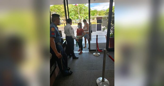 Security personnel make sure that all individuals entering the Iloilo City Hall premises are wearing facemasks. GLENDA TAYONA/PN