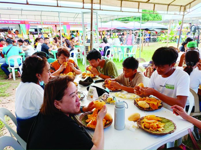 The four-day Mango Eat-All-You-Can of this year’s Manggahan Festival kicked off on Friday, May 19. Participants can feast on unlimited mangoes for 30 minutes for only P150. GLENDA TAYONA/PN