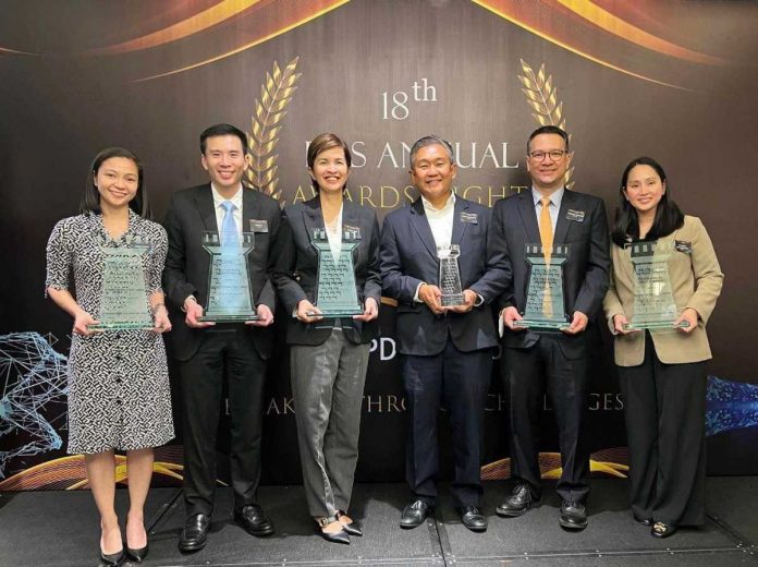 Metrobank brings home six big awards from the 2023 PDS Awards. Representatives from Metrobank’s Financial Markets Sector received the accolades - including the Cesar E.A Virata Award. In the photo are (L to R): Bernice Joyce E. Nobleza, Trader; John Christopher C. Lu, Head of Trading; Kathryn Francis B. Abes, Head of Rates and Credits Division; Fernand Antonio A. Tansingco, Head of Financial Markets Sector; Rommel Enrico C. Dionisio, Head of Treasury Group; and Cynthia C. Resurreccion, Head of Treasury Operations & Support Division.