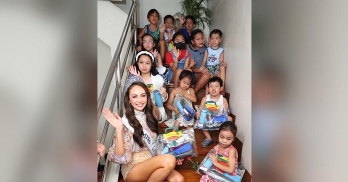 Miss Universe R'Bonney Gabriel visited the street where her father grew up in Manila. She handed out school supplies to the children in the community.