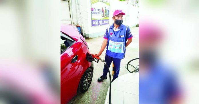 Petron Corp. announces it will cut prices per liter of gasoline by P1.50, diesel by P1.30, and kerosene by P1.40. PN PHOTO