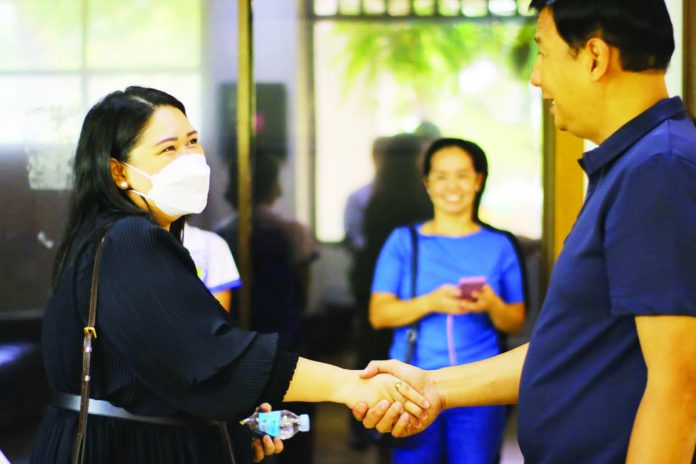 Roxas City’s Mayor Ronnie Dadivas (right) welcomes Khristale Del Rosario (left) of the US Peace Corps Response Program at the city hall. RONNIE DADIVAS FB PAGE PHOTO