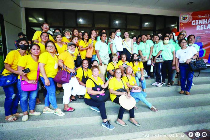 NO ONE LEFT BEHIND. Iloilo City’s Mayor Jerry Treñas poses with members of different sectors supporting the re-launching of Ginhawa 2.0, a comprehensive mental health program of the city government that aims to address the increasing need for proactive and effective solutions to mental health issues. The city mayor urges everyone to support the program and together with the city government break the stigma and prioritize mental wellness for a better and healthier community.