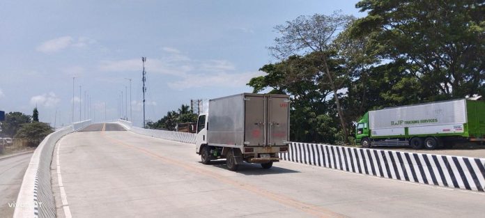 The Buhang flyover at the Iloilo Circumferential Road – Iloilo-Capiz Road (new route) intersection in Jaro, Iloilo City is now passable. The two-lane flyover has a length of 340 linear meters and a width of 10.34 meters. JOEMER ROQUERO PHOTO