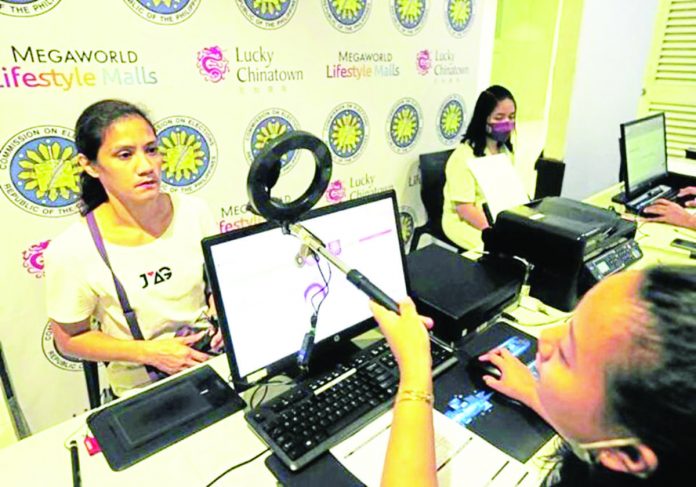 PROBLEMS UNSEEN. The last voter list-up appeared to be trouble-free until the discovery of multiple registrants. MARIANNE BERMUDEZ, PHILIPPINE DAILY INQUIRER