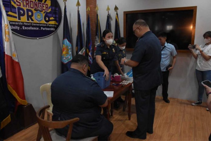 Police Brigadier General Sidney Villaflor, acting director of the Police Regional Office 6, led the drug testing among key officers of PRO-6, including the regional staff with their respective deputies, personal staff, admin officers, and aides-de-camp. RPIO6 PHOTO