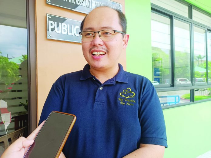 Department of Education Region 6 information officer Hernani Escullar Jr. said “unfavorable classroom conditions” brought by intense heat pushed several schools in the region to adopt alternative modes of learning. AJ PALCULLO/PN