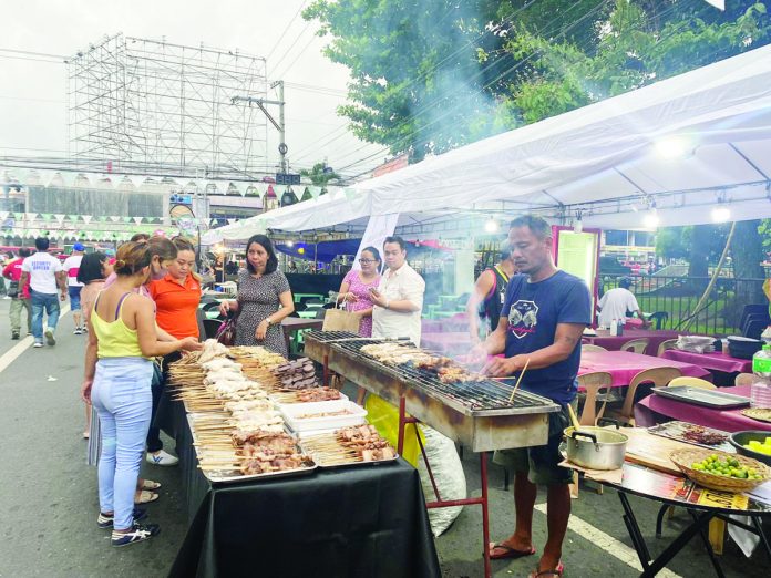 Bacolod City’s Chicken Inasal Festival featured rows of grilling stations cooking various chicken parts. The three-day celebration was generally peaceful, according to the city police. BCD PIO FACEBOOK