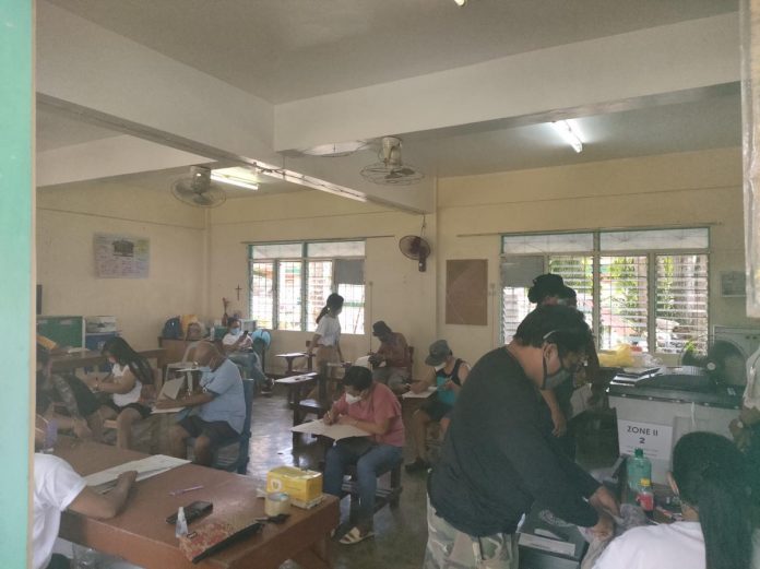 Voters cast their ballots at a polling precinct in this file photo. Antique is not included in the pilot areas for the automated election during the Barangay and Sangguniang Kabataan Election on Oct. 30. PN FILE PHOTO