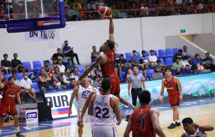 Blackwater Bossing’s Tyrus Hill soars for a one-handed dunk. PBA PHOTO