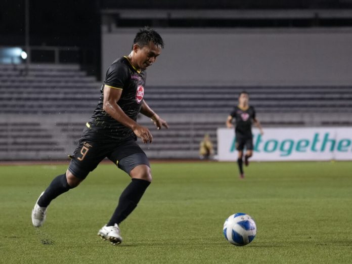 Fitch Arboleda drilled one of the five goal conversions of Kaya Futbol Club-Iloilo against Maharlika Manila Football Club in the 2023 Philippines Football League on Saturday. PFL PHOTO