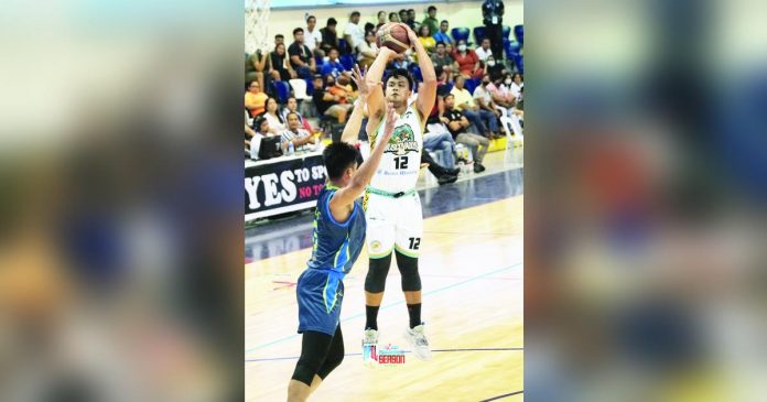 Negros Pau Muscovados’ Bernie Bregondo pulls up for a basket against a 1Bataan Risers’ defender. MPBL PHOTO