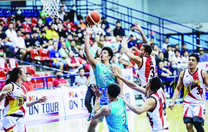 Phoenix Super LPG Fuel Masters’ Rodolfo Alejandro Jr. evades the defense of San Miguel Beermen’s Marvin Lee for a floater. PBA PHOTO