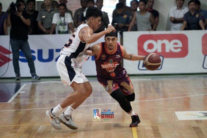 Bacolod City of Smiles’ Valandre Chauca is tightly guarded by Imus SV Squad’s Johnsherick Estrada. MPBL PHOTO