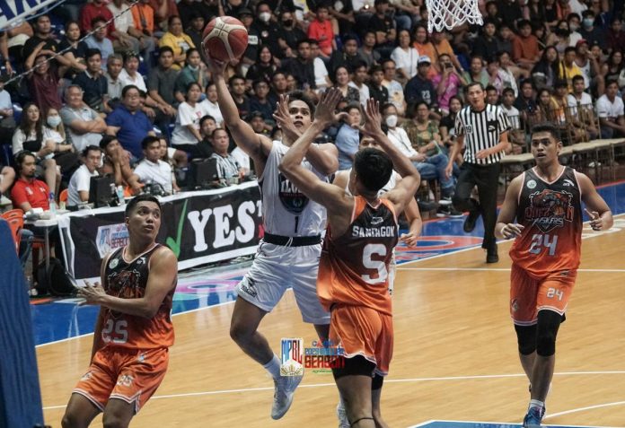 Iloilo United Royals-Cocolife’s Tony Ynot goes for a basket against the defense of Quezon Huskers’ Ximone Sandagon. MPBL PHOTO