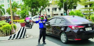 Iloilo City’s traffic aides will continue confiscating the driver’s licenses of erring motorists. This was following the Department of Justice’s legal opinion that local government units do not have the authority to seize driver’s licenses. PN PHOTO