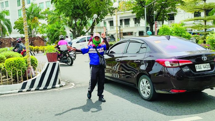 Iloilo City’s traffic aides will continue confiscating the driver’s licenses of erring motorists. This was following the Department of Justice’s legal opinion that local government units do not have the authority to seize driver’s licenses. PN PHOTO