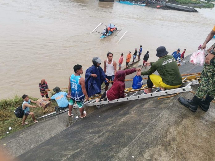 Trainees of the Basic Underwater Search, Rescue and Retrieval Operations Course of the Antique Police Provincial Office, together with the Philippine Coast Guard, Bugasong and Laua-an Municipal Police Stations, the 2nd Antique Provincial Mobile Force Company, and Municipal Disaster Risk Reduction and Management Offices, assist commuters at the Paliwan River. ANTIQUE PPO PNP-PRO6 FB PHOTO