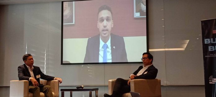 Kroll’s Cyber Risk senior vice president Carlos Ely Tingson (left), US Embassy in the Philippines economic officer Saptarshi Basu (on screen), and United States Agency for International Development-Office of Economic Development Governance senior economic growth specialist John Avila (right) answer queries from the press during the first day of the US Embassy 15th Media Seminar entitled “Building Blocks: The US-Philippine Partnership for a Prosperous and a Cyber-secure Digital Economy.” GLENDA TAYONA/PN