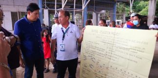 Mayor Ronnie Dadivas (rightmost) during the consultative meeting with operators of oyster and fish cage in Barangay Barra, Roxas City on the Panay River dredging. RONNIE DADIVAS PHOTO