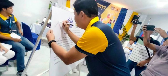 Roxas City government officials, headed by Mayor Ronnie Dadivas and stakeholders, sign a commitment to support the mental health program dubbed "KaEstorya Multi-platform Mental Health Support Line." MERLINDA BAGNATE PHOTO