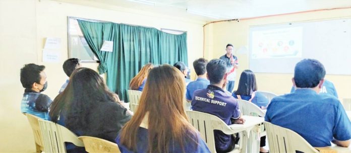 Social Security System (SSS) Zamboanga branch’s Accounts Management Section Senior Analyst Erwin L. Salcedo discusses with job order workers in attendance the SSS mandate, the value of SSS membership, and the advantages of the KaSSSangga Collect Program.