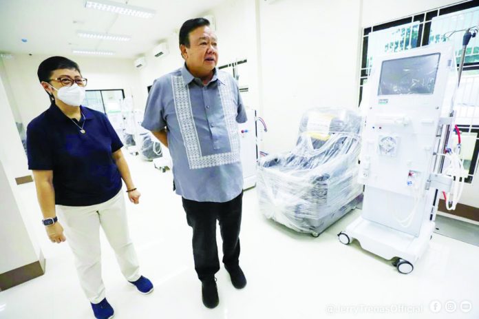 Mayor Jerry P. Treñas and City Health Office chief Dr. Annabelle Tang (left) inspect the soon-to-be operational Uswag Dialysis Center in Barangay San Isidro, Jaro, Iloilo City.