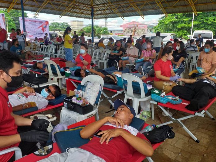 Hundreds of blood donors participated in the “Winners Meet Heroes 2023”, a blood donation drive for Father’s Day initiated by Roberto O. Chua Che Wai Foundation Inc. and Iloilo Society Commercial, Inc. on Sunday, June 18.