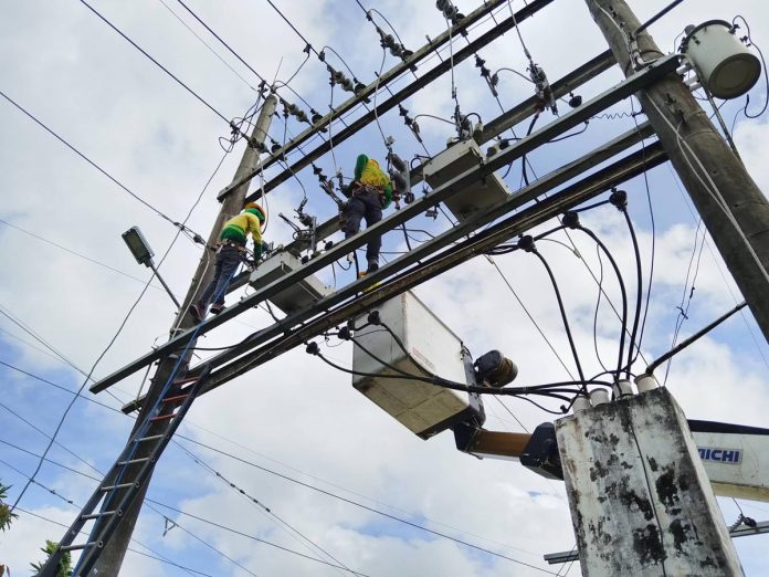 Central Negros Electric Cooperative (Ceneco) and Primelectric Holdings, Inc. / Negros Electric Power Corporation’s joint venture agreement aims to improve power distribution service in the cooperative’s franchise areas. Photo shows Ceneco linemen installing auto circuit recloser for Panaogao Feeder 1. CENECO PHOTO