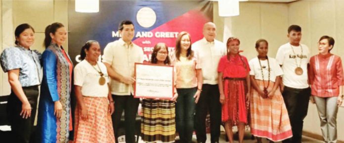 The Nagpana Minorities Association in Barotac Viejo, Iloilo receives their certificate of award for the P200,000 worth of Community-based Kulinarya Tourism Workshop with culinary starter kits in a ceremony held at the Richmonde Hotel in Iloilo City on Sunday, June 18. Tourism Undersecretary Mae Elaine T. Bathan said through training they will be provided with additional opportunities and take advantage of the flourishing tourism industry in Iloilo. PNA PHOTO BY PGLENA