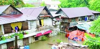 Murky floodwaters engulf houses in Barangay Desamparados, Jaro, Iloilo City following heavy rains brought by the southwest monsoon or “habagat” on Thursday, June 1. AJ PALCULLO/PN