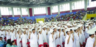 The Department of Education Region 6 reiterates its “no collection” policy – parents or guardians would have to spend nothing for moving-up and graduation ceremonies. It also discourages graduating students from wearing extravagant attire. BAMAQUINO.COM PHOTO