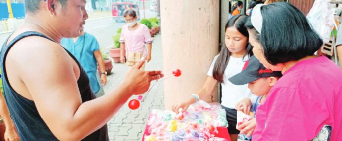 Citing potential hazards, the Food and Drug Administration warns the public about “unnotified” lato-lato toys. The Department of Trade and Industry, for its part, says the sale of the popular toy should be stopped. AJ PALCULLO/PN