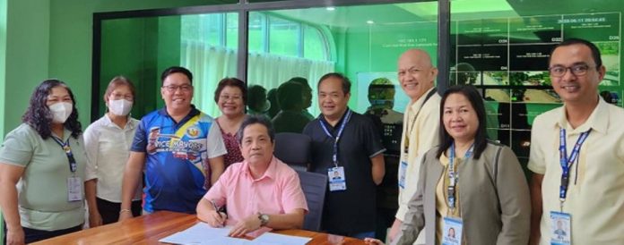 Photo shows SSS Butuan Branch Head Perkins B. Calixtro (standing, 3rd from right) and Tubay Mayor Jimmy L. Beray (seated), together with other LGU officials and SSS representatives during the ceremonial signing held at the Municipal Hall of Tubay on May 11.