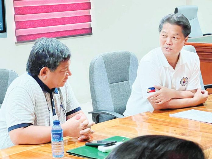 Mayor Alfredo Abelardo “Albee” Benitez (right) is asking the people of Bacolod City to support the joint venture agreement between Central Negros Electric Cooperative and Primelectric Holdings, Inc. / Negros Electric Power Corporation. Also in photo is Primelectric Holdings president and chief executive officer Roel Castro (left).