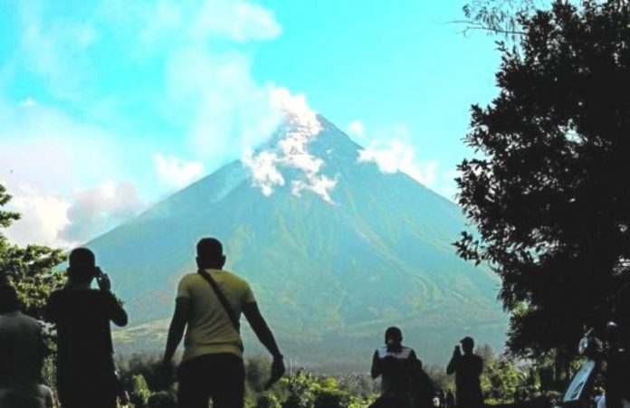 Around 4:20 p.m. on Thursday, June 8, 2023, rocks are seen falling down the slopes of Mayon Volcano from the crater summit, in this shot taken at Barangay Busay in Daraga town, Albay province. The Philippine Institute of Volcanology and Seismology has raised the alert level and nearby villagers have been told to flee to safety. Mayon last erupted in January 2018. MARK ALVIC ESPLANA / PHILIPPINE DILY INQUIRER