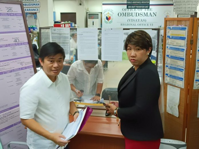 Iloilo City’s Councilor Plaridel Nava files criminal and administrative charges against officials of the Department of Public Works and Highways Region 6 and two from the project contractor of the Ungka flyover on Monday, June 5. The complaints were received by Atty. Ronald S. Amador, associate graft investigation officer of the Office of the Ombudsman Region 6. AJ PALCULLO/PN